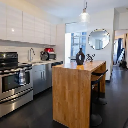 E10-1 Designer East Village Townhouse 1Br
